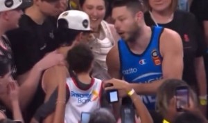 开云-❤️德拉拿NBL总决MVP后认为对方后卫希基更该拿 将奖杯交给希基