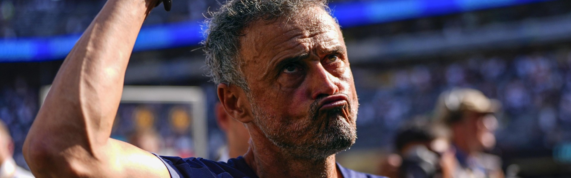 巴黎人报：虽肩锁关节骨折，但恩里克预计仍会现场指挥巴黎的比赛