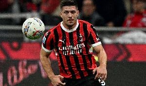 开云-记者：鉴于约维奇最近的出色表现，AC米兰正在考虑与他续约