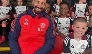 开云体育（官网）app下载-助力梦想！阿莫林与加纳乔在卡灵顿与小球迷举行见面会