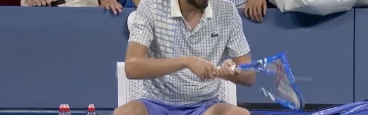 开云-懊恼到了极点，梅德韦杰夫赛后怒砸球拍十余次直至彻底砸烂