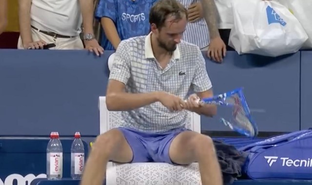 开云-懊恼到了极点，梅德韦杰夫赛后怒砸球拍十余次直至彻底砸烂